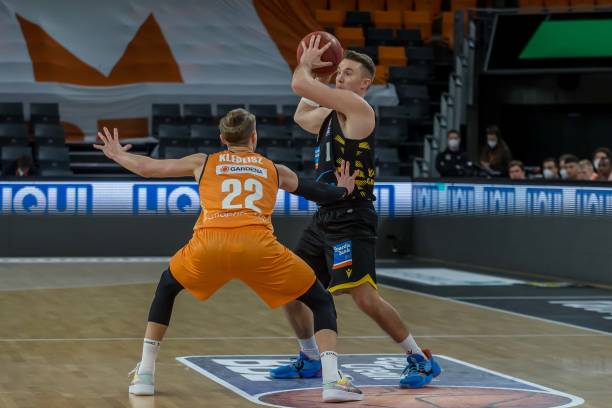 两名在战术 两名在战术