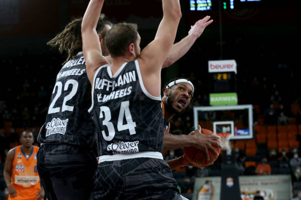 豪掷数亿美 豪掷数亿美